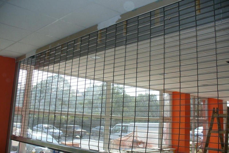 Fellapozódó kirakatvédő rács